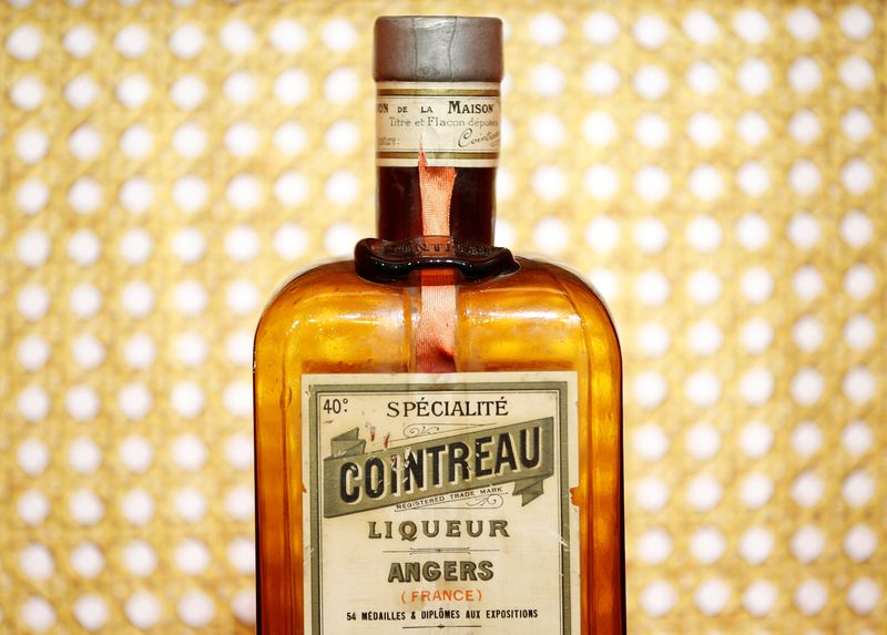 &copy; Reuters. Une bouteille de Cointreau dans une distillerie de Saint-Barthélemy-d'Anjou, près d'Angers. /Photo prise le 8 février 2019/REUTERS/Stéphane Mahé