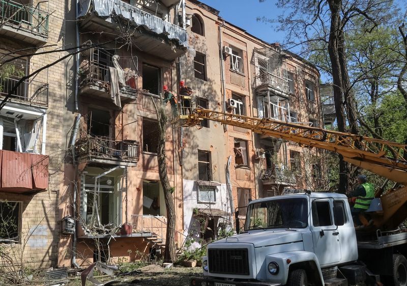 &copy; Reuters. FOTO DE ARCHIVO. Empleados comunales trabajan en una obra cerca de un edificio de apartamentos dañado por un ataque aéreo ruso, en medio del ataque de Rusia a Ucrania, en Járkov, Ucrania. 5 de mayo de 2024. REUTERS/Vyacheslav Madiyevskyy