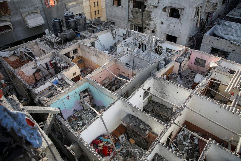 &copy; Reuters. منازل شهدت أضرارا جراء غارة إسرائيلية على رفح جنوب قطاع غزة في السابع من مايو أيار 2024. تصوير: حاتم خالد - رويترز


