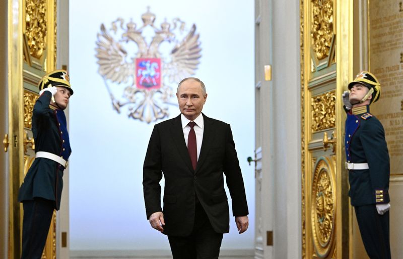 &copy; Reuters. الرئيس الروسي قبل بدء فعالية تنصيبه في مقر الكرملين بموسكو في السابع من مايو أيار 2024. صورة حصلت عليها رويترز من الكرملين.