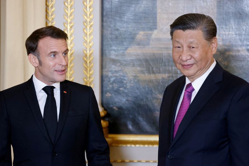 &copy; Reuters. French President Emmanuel Macron and Chinese President Xi Jinping speak as they attend an official state dinner as part of the Chinese president's two-day state visit to France, at the Elysee Palace in Paris, France, May 6, 2024. Ludovic Marin/Pool via RE