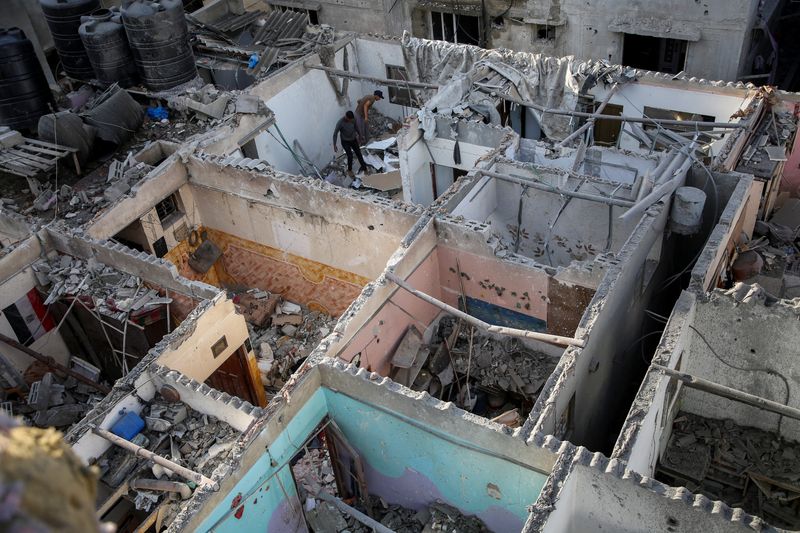 &copy; Reuters. فلسطينيون يتفقدون منزلا دُمر بسبب غارة إسرائيلية في رفح بجنوب قطاع غزة في السابع من مايو أيار 2024. تصوير: حاتم خالد - رويترز
