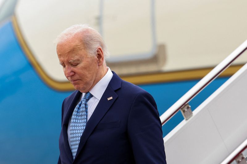 &copy; Reuters. FILE PHOTO: U.S. President Joe Biden disembarks from Air Force One at Joint Base Andrews, Maryland, U.S., following a weekend in Delaware, May 6, 2024. REUTERS/Amanda Andrade-Rhoades/File Photo