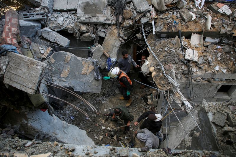 © Reuters. فلسطينيون يتفقدون موقع غارة إسرائيلية على منزل في رفح بجنوب قطاع غزة في السابع من مايو أيار 2024. تصوير: حاتم خالد - رويترز
