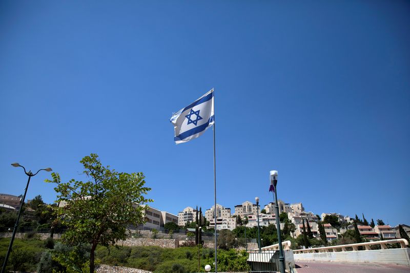&copy; Reuters. علم إسرائيل يرفرف في مستوطنة معاليه أدوميم الإسرائيلية بالضفة الغربية المحتلة في صورة من أرشيف رويترز.
