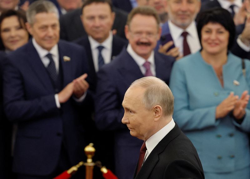 &copy; Reuters. El presidente de Rusia, Vladimir Putin, camina antes de una ceremonia de investidura en el Kremlin en Moscú, Rusia. 7 de mayo de 2024. REUTERS/Maxim Shemetov/Pool