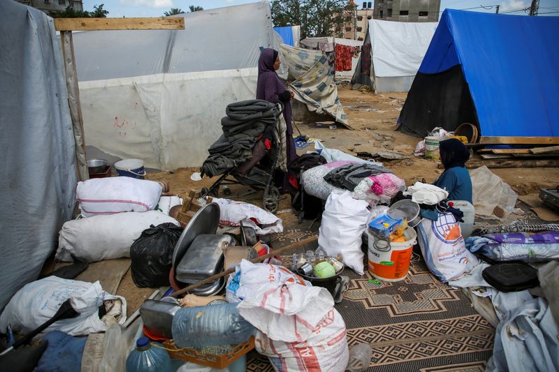 &copy; Reuters. فلسطينيتان تتأهبان لإخلاء خيمتهما في رفح جنوب قطاع غزة في السابع من مايو أيار 2024. تصوير: حاتم خالد - رويترز
