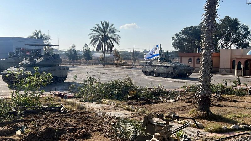 &copy; Reuters. Veículos militares de Israel operam do lado de Gaza na fronteira de Rafah
 7/5/2024   Divulgação via REUTERS