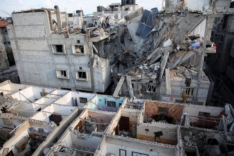 &copy; Reuters. منازل شهدت أضرارا جراء غارة إسرائيلية على رفح جنوب قطاع غزة في السابع من مايو أيار 2024. تصوير: حاتم خالد - رويترز

