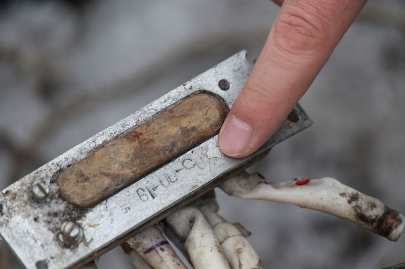&copy; Reuters. FILE PHOTO: A representative from the prosecutor's office shows a part of an unidentified missile, which Ukrainian authorities believe to be made in North Korea and was used in a strike in Kharkiv earlier this week, amid Russia's attack on Ukraine, in Kha