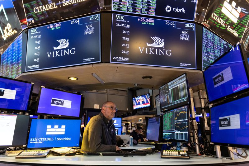 © Reuters. A trader works inside a booth, as screens display Viking cruise company logo, on the floor of the New York Stock Exchange (NYSE) in New York City, U.S., May 1, 2024. REUTERS/Stefan Jeremiah/File Photo