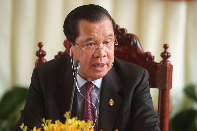 &copy; Reuters. FOTO DE ARCHIVO: Hun Sen habla en una rueda de prensa en la Asamblea Nacional después de una votación para confirmar a su hijo, Hun Manet, como primer ministro de Camboya en Nom Pen, Camboya, 22 de agosto de 2023. REUTERS/Cindy Liu/File Photo