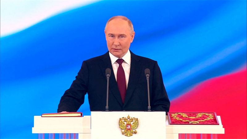 &copy; Reuters. الرئيس الروسي فلاديمير بوتين يؤدي اليمين الدستورية خلال مراسم تنصيبه لولاية رئاسية جديدة في مقر الكرملين بموسكو في السابع من مايو أيار 2024. 