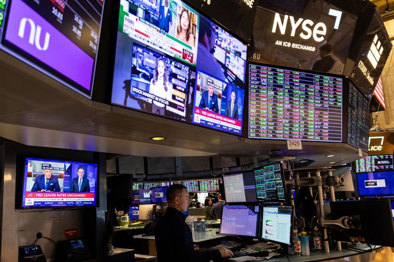 &copy; Reuters. Un trader al lavoro mentre sugli schermi viene visualizzata la conferenza stampa del presidente del Consiglio della Federal Reserve Jerome Powell dopo l'annuncio dei tassi della Fed, alla Borsa di New York (Nyse) a New York City, negli Stati Uniti, il 1°