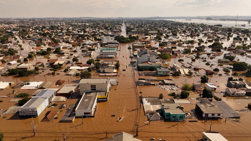 &copy; Reuters. Imagem de drone mostra barcos com voluntários em busca de pessoas isoladas em casas no bairro inundado de Mathias Velho, em Canoas, Rio Grande do Sul
05/05/2024
REUTERS/Amanda Perobelli