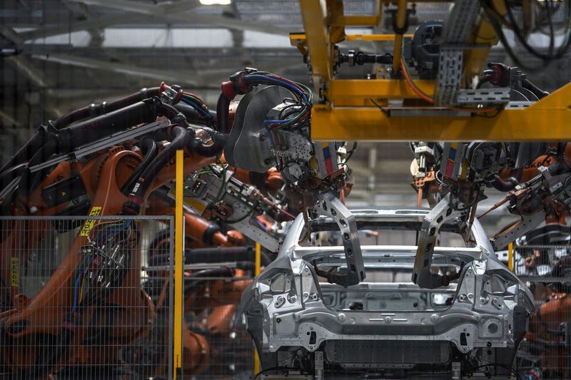 &copy; Reuters. FOTO DE ARCHIVO: Un auto BMW es ensamblado durante un recorrido de medios en la planta de la automotriz alemana BMW en San Luis Potosí, México, 3 de febrero de 2023. REUTERS/Toya Sarno Jordan/Archivo