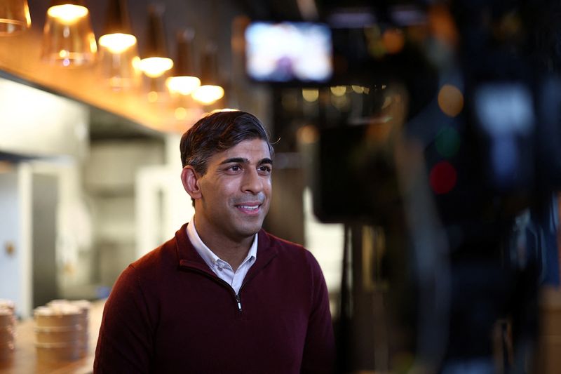 &copy; Reuters. FILE PHOTO: Britain's Prime Minister Rishi Sunak speaks to the press during a visit to Omnom, a restaurant and community centre in London, Britain, May 6, 2024.  HENRY NICHOLLS/Pool via REUTERS/File Photo