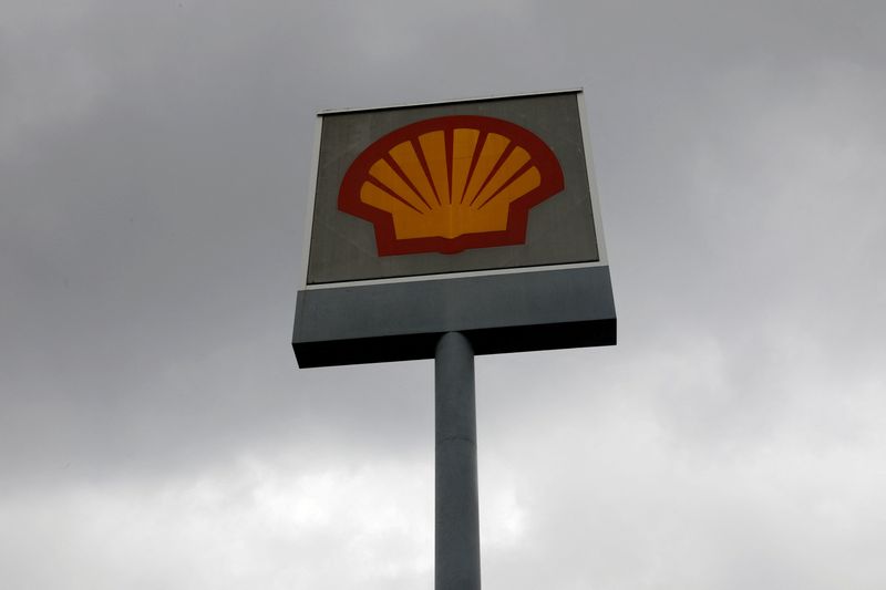 &copy; Reuters. FILE PHOTO: A Shell Petroleum signage is pictured in Malaysia's southern city of Johor Bahru April 26, 2017.  REUTERS/Edgar Su/File Photo
