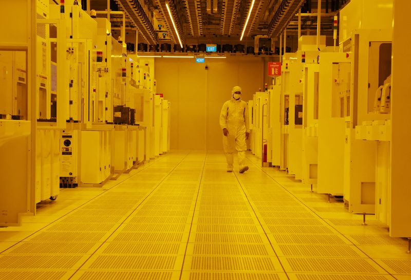 &copy; Reuters. A view of the clean room in U.S. chipmaker GlobalFoundries' new fabrication plant in Singapore September 12, 2023. REUTERS/Edgar Su/File Photo