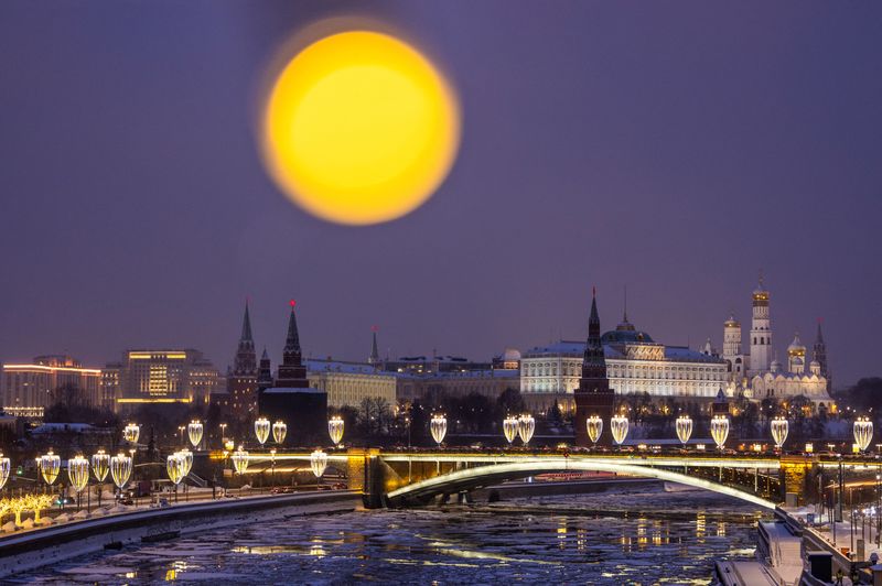 &copy; Reuters. Imagen de archivo del Kremlin junto al río Moscova parcialmente congelado a su paso por Moscú, Rusia. 26 enero 2024. REUTERS/Maxim Shemetov