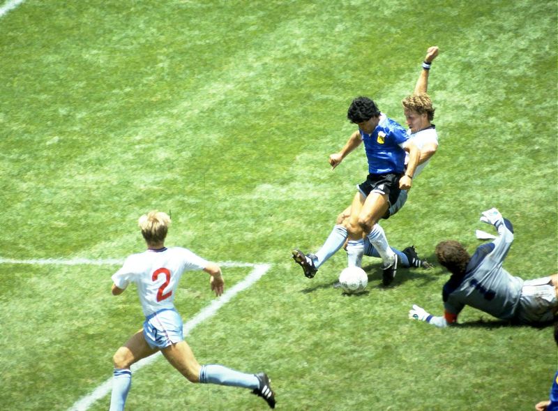 &copy; Reuters. دييجو مارادونا خلال مباراة الأرجنتين أمام إنجلترا في دور الثمانية ببطولة كأس العالم 1986 بالمكسيك في صورة من أرشيف رويترز.