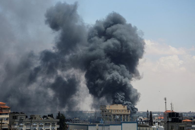 &copy; Reuters. سحب كثيفة من الدخان الأسود المتصاعد في سماء شرق رفح بجنوب قطاع غزة جراء غارة إسرائيلية في السابع من مايو أيار 2024. تصوير: حاتم خالد - رويترز