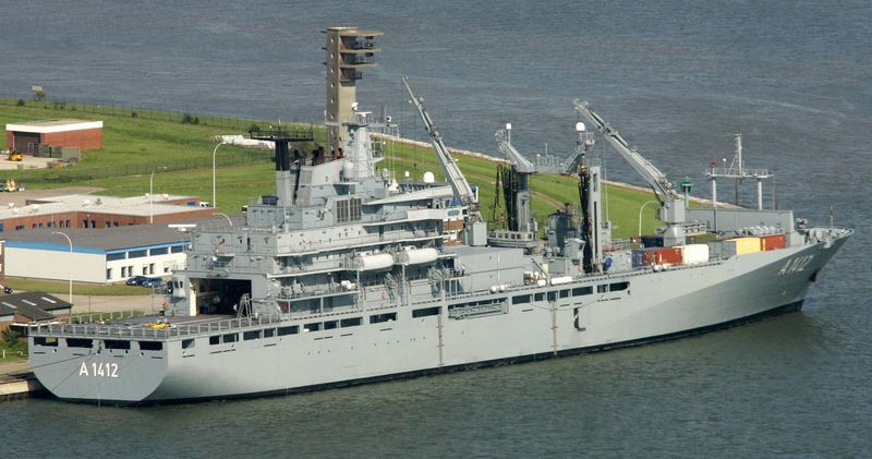 &copy; Reuters. سفينة دعم قتالية ألمانية ترسو في قاعدة بحرية في فيلهلمسهافن بشمال ألمانيا في صورة من أرشيف رويترز.