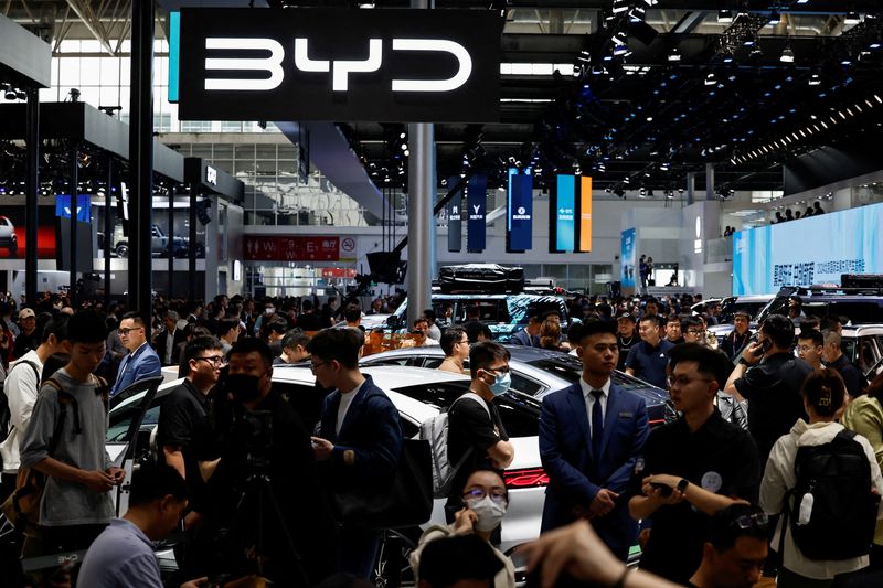 &copy; Reuters. FOTO DE ARCHIVO: Un grupo de personas visita el stand de BYD en la Exposición Internacional del Automóvil de Pekín, o Auto China 2024, en Pekín, China. 25 de abril de 2024. REUTERS/Tingshu Wang/Archivo