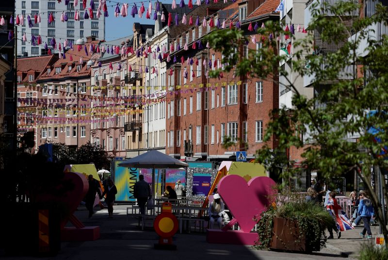 © Reuters. People walk down a street decorated for the Eurovision Song Contest in Malmo, Sweden, May 7, 2024. REUTERS/Leonhard Foeger