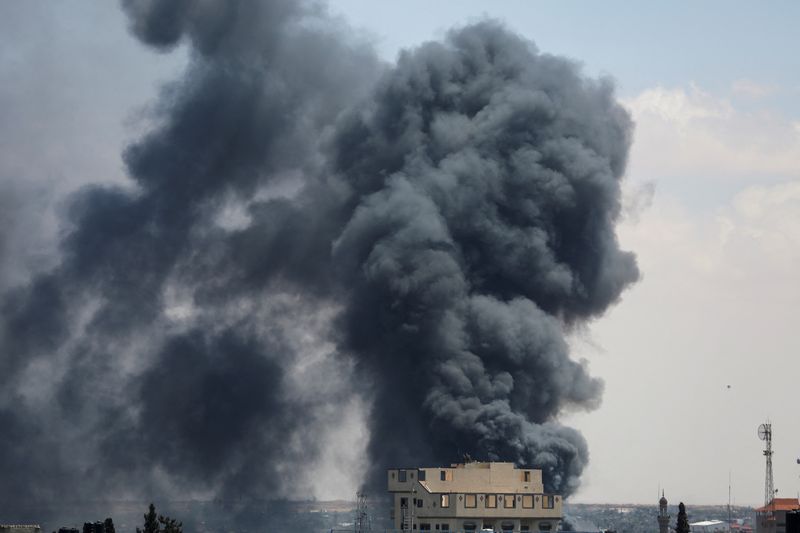 &copy; Reuters. دخان يتصاعد بعد هجوم إسرائيلي بينما تشن القوات الإسرائيلية عملية برية وجوية في الجزء الشرقي من رفح جنوب قطاع غزة يوم السابع من مايو أيار 2024. 