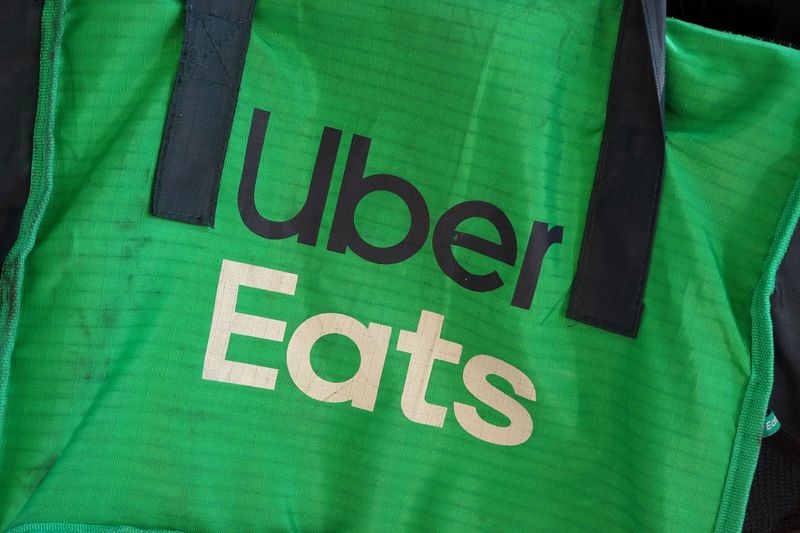 &copy; Reuters. FILE PHOTO: An Uber Eats delivery bag is seen on a bicycle in Brooklyn, New York City, U.S., May 9, 2022. REUTERS/Andrew Kelly