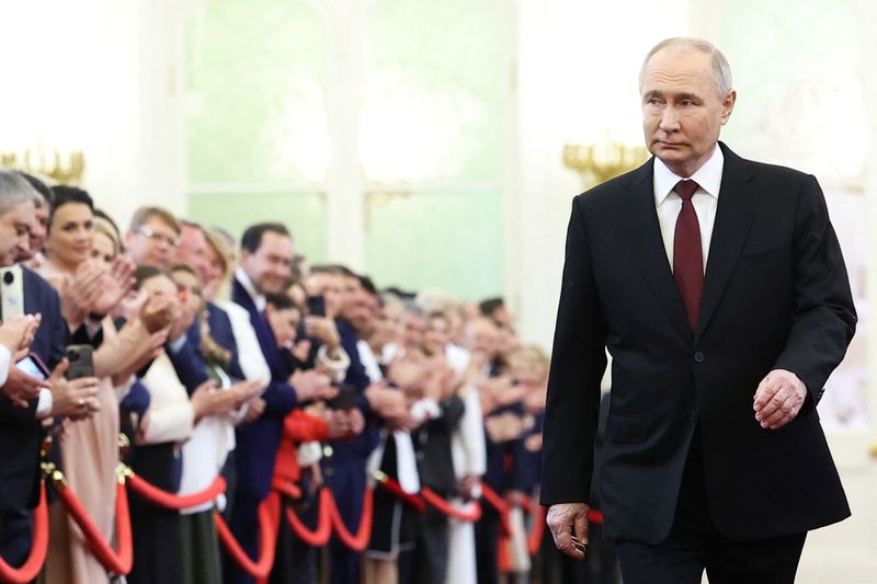&copy; Reuters. Russian President Vladimir Putin walks before his inauguration ceremony at the Kremlin in Moscow, Russia May 7, 2024. Sputnik/Sergei Savostyanov/Pool via REUTERS