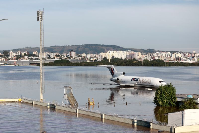 &copy; Reuters. Vista de aeroporto alagado em Porto Alegre, no Rio Grande do Sul
06/05/2024
REUTERS/Diego Vara