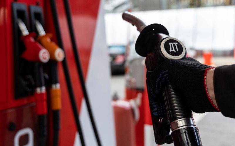 &copy; Reuters. FOTO DE ARCHIVO REFERENCIAL. Un empleado sostiene una boquilla de bomba de combustible en una gasolinera de la empresa Neftmagistral en Moscú, Rusia, el 8 de septiembre de 2023. REUTERS/Maxim Shemetov