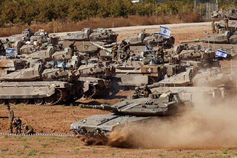 © Reuters. An Israeli tank maneuvers, amid the ongoing conflict between Israel and the Palestinian Islamist group Hamas, near the Israel-Gaza Border, in southern Israel, May 7, 2024. REUTERS/Amir Cohen