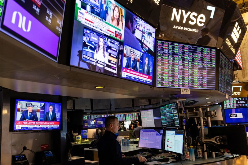 &copy; Reuters. Photo d'un trader qui travaille sur le parquet de la Bourse de New York (NYSE). /Photo prise le 1er mai 2024 à New York, Etats-Unis/REUTERS/Stefan Jeremiah