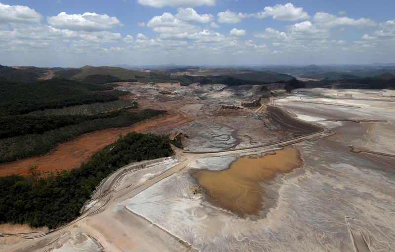 © Reuters. FOTO DE ARCHIVO: Vista general desde arriba de una presa propiedad de Vale SA y BHP Billiton Ltd que colapsó, en Mariana, Brasil, 10 de noviembre de 2015. REUTERS/Ricardo Moraes/Archivo