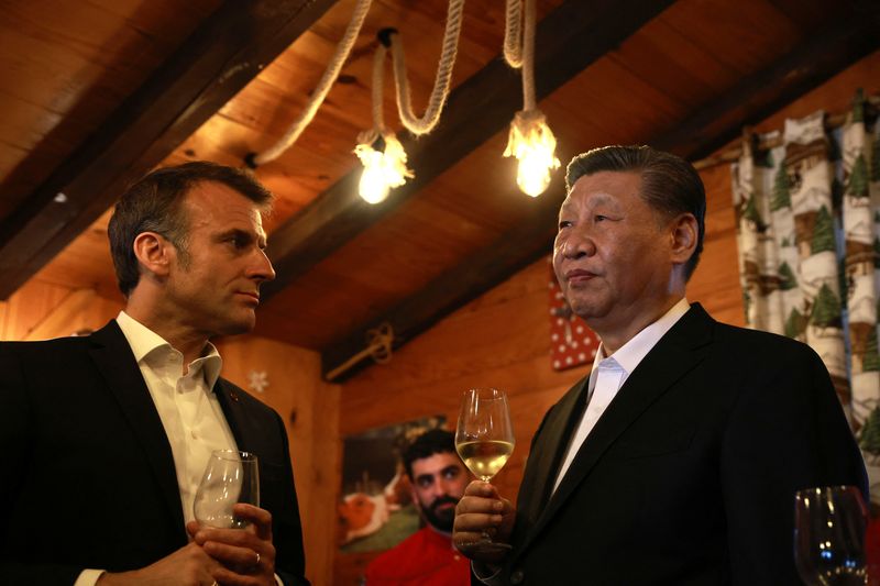 © Reuters. French President Emmanuel Macron and Chinese President Xi Jinping enjoy a drink in a restaurant, on Tuesday, May 7, 2024, at the Tourmalet pass, in the Pyrenees mountains. French president is hosting China’s leader at a remote mountain pass in the Pyrenees for private meetings, after a high-stakes state visit in Paris dominated by trade disputes and Russia’s war in Ukraine. French President Emmanuel Macron made a point of inviting Chinese President Xi Jinping to the Tourmalet Pass near the Spanish border, where Macron spent time as a child visiting his grandmother.     Aurelien Morissard/Pool via REUTERS