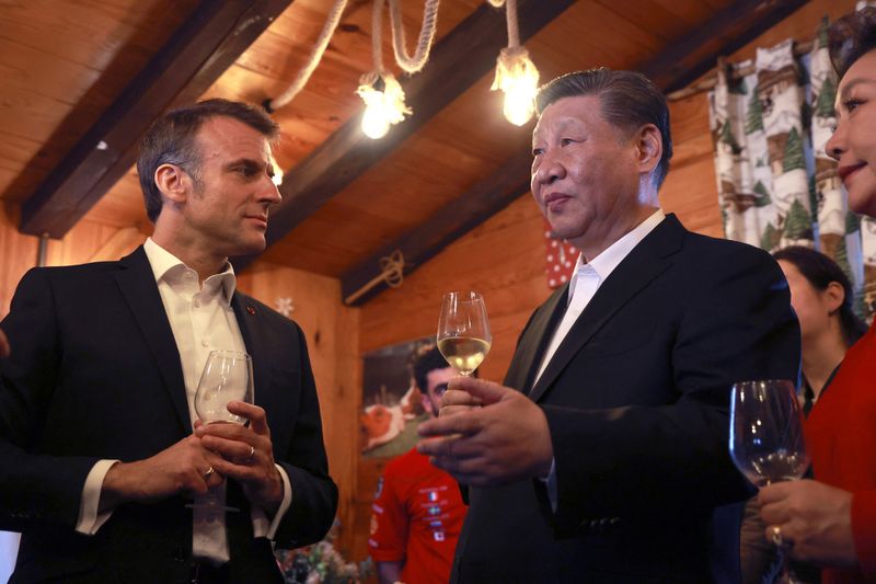 © Reuters. Photo du président français, Emmanuel Macron, et du président chinois, Xi Jinping, au col du Tourmalet. /Photo prise le 7 mai 2024 au col du Tourmalet, France/REUTERS/Aurelien Morissard