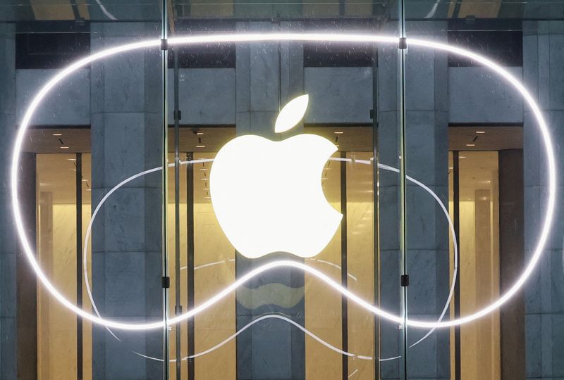 &copy; Reuters. FILE PHOTO: A logo is pictured outside the Apple Fifth Avenue store as Apple's Vision Pro headset is presented there, in Manhattan in New York City, U.S., February 2, 2024. REUTERS/Brendan McDermid/File Photo