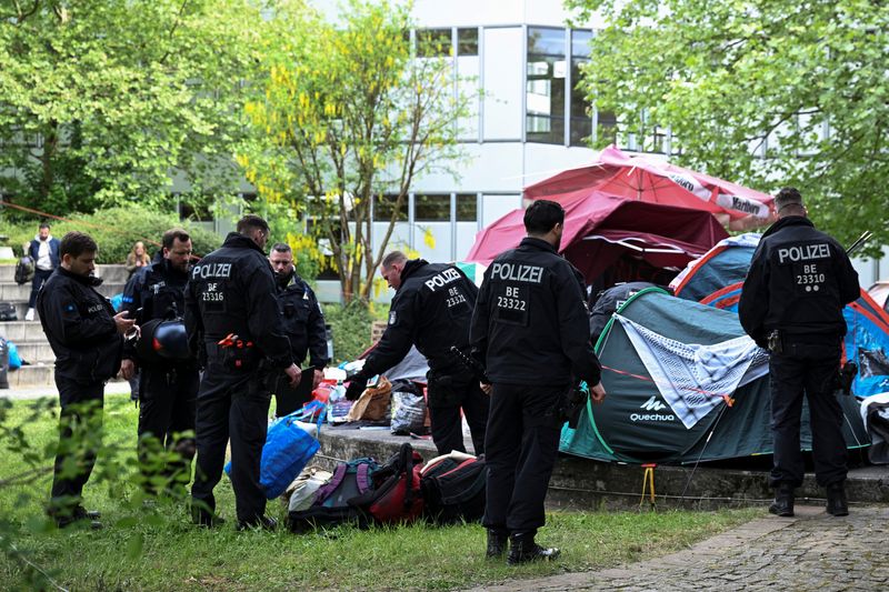 &copy; Reuters. ضباط شرطة يزيلون مخيم احتجاج في حرم جامعة برلين الحرة ببرلين في السابع من مايو أيار 2024. تصوير: انجريت هيلزه - رويترز