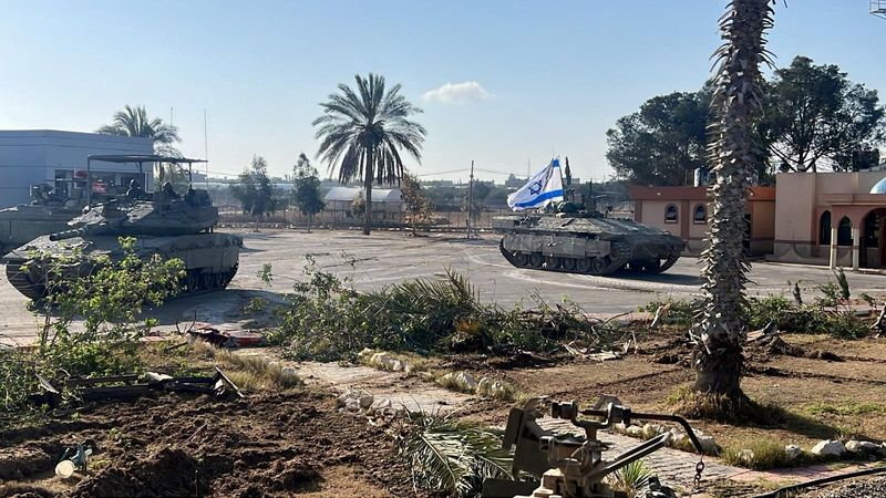 © Reuters. Israeli military vehicles operate in the Gazan side of the Rafah Crossing, amid the ongoing conflict between Israel and Palestinian Islamist group Hamas, in the southern Gaza Strip, in this handout image released on May 7, 2024. Israel Defense Forces/Handout via REUTERS