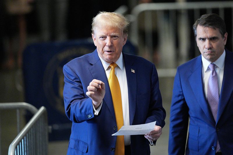 &copy; Reuters. El expresidente de Estados Unidos Donald Trump habla con miembros de los medios de comunicación en el Tribunal Supremo de Manhattan en medio de su juicio por el dinero subrepticio, en Nueva York, Estados Unidos. 7 de mayo de 2024.Curtis Means/Pool vía R