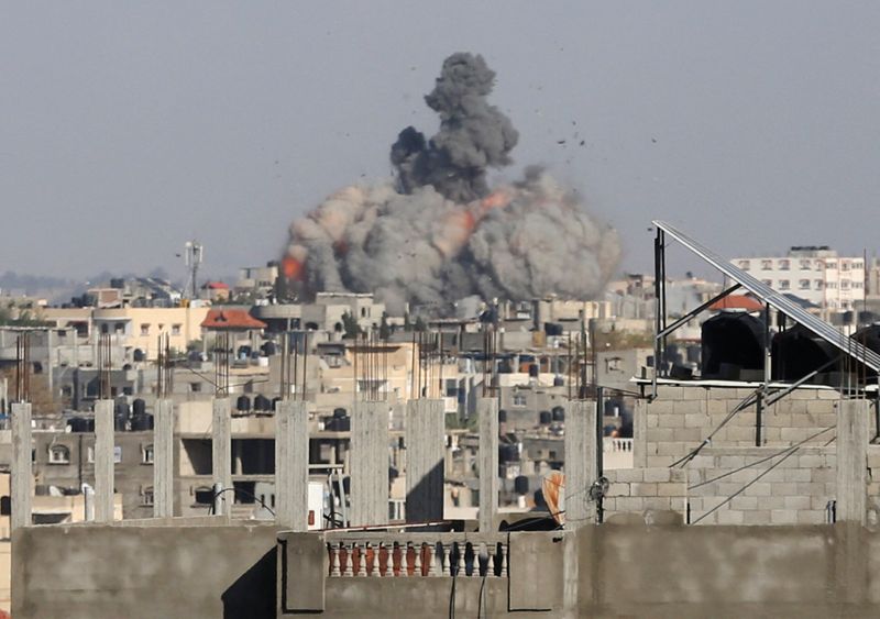 &copy; Reuters. Smoke rises following Israeli strikes, amid the ongoing conflict between Israel and the Palestinian Islamist group Hamas, in Rafah in the southern Gaza Strip May 6, 2024. REUTERS/Hatem Khaled