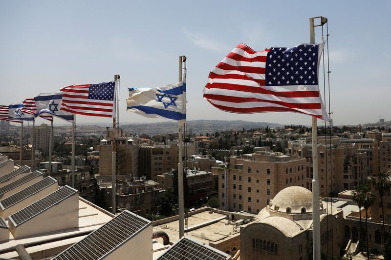 © Reuters. الأعلام الأمريكية والإسرائيلية ترفرف بالقدس في صورة من أرشيف رويترز.
