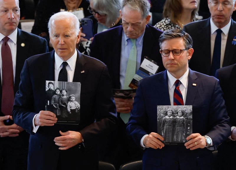 &copy; Reuters. バイデン米大統領（写真左）は７日、ホロコースト（ユダヤ人大量虐殺）追悼式典で演説し、反ユダヤ主義の脅威が高まっていると警告した。（２０２４年　ロイター/Evelyn Hockstein）