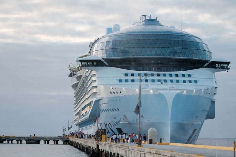 &copy; Reuters. FILE PHOTO: Tourists leave the Royal Caribbean's Icon of the Seas, the largest cruise ship in the world, after arriving at Costa Maya Cruise Port, in the village town of Mahahual, Quintana Roo state, Mexico, February 6, 2024. REUTERS/Paola Chiomante/File 