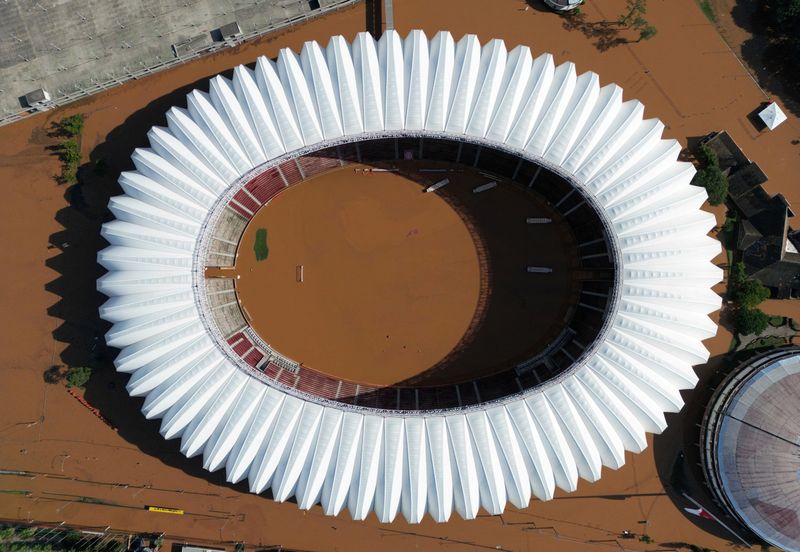 &copy; Reuters. Una vista desde un dron del inundado estadio Beira-Rio, del Sport Club Internacional de Porto Alegre, en Porto Alegre, Rio Grande do Sul, Brasil, el 7 de mayo de 2024. REUTERS/Diego Vara