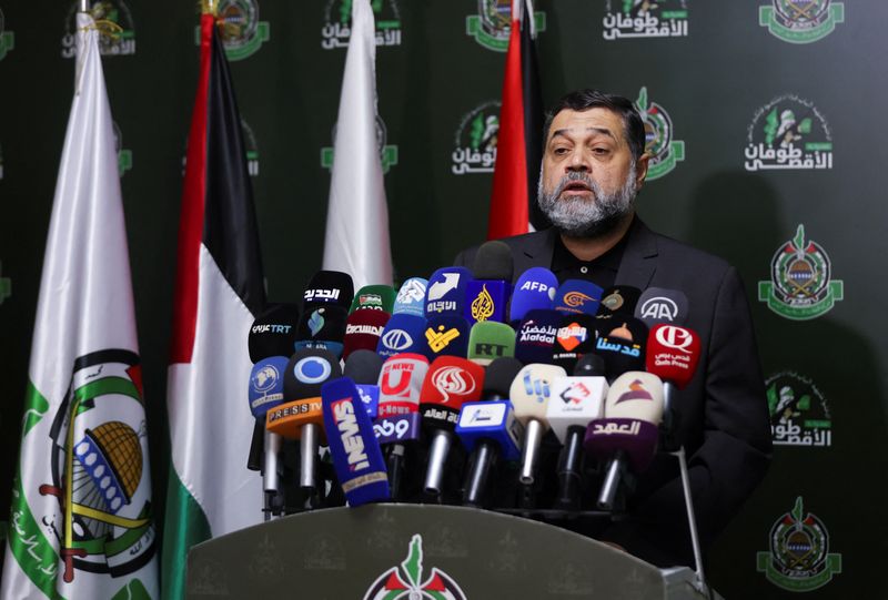 &copy; Reuters. أسامة حمدان القيادي في حركة المقاومة الإسلامية (حماس) يتحدث خلال مؤتمر صحفي ببيروت في السابع من مايو أيار 2024. تصوير: محمد عزاقير - رويترز
