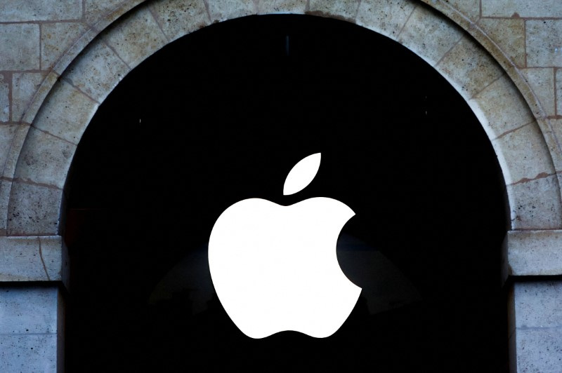 © Reuters. Logo da Apple em loja em Paris, França
6/3/2024 REUTERS/Gonzalo Fuentes/Arquivos